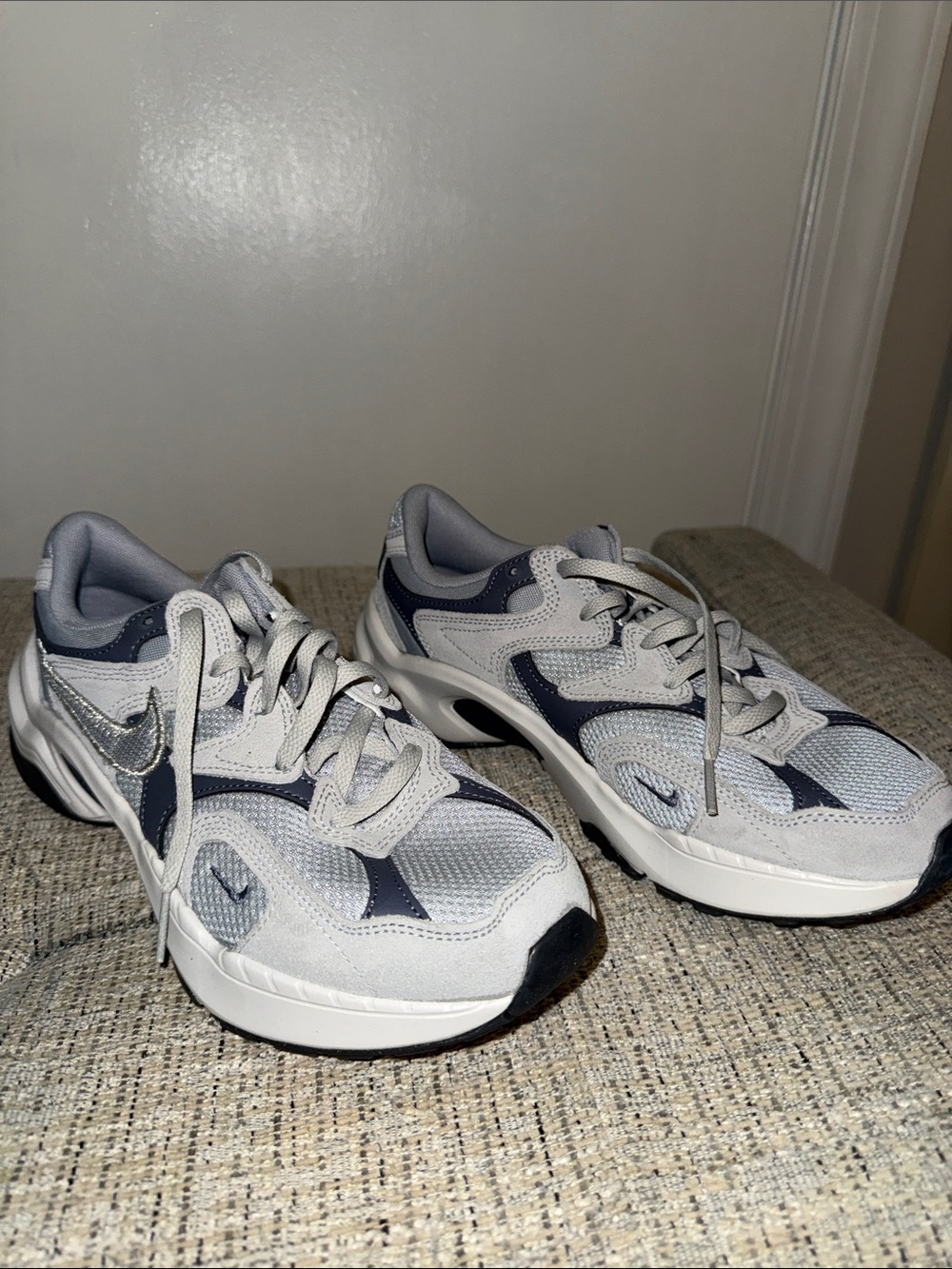 Nike White and Navy Casual Mesh Sneakers